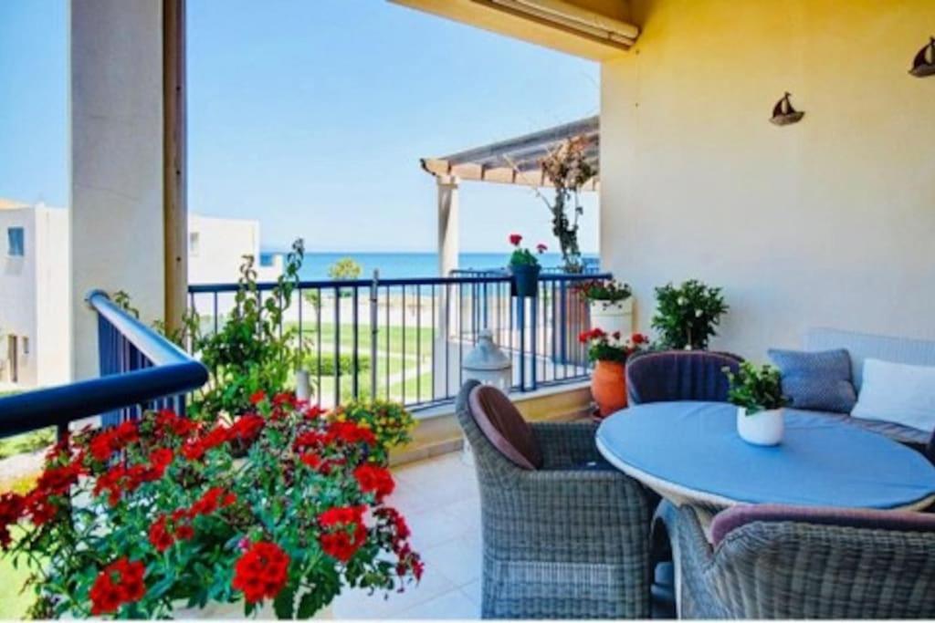 Odyssey Beach Front Apartment Hriszí Aktí Haniá Kültér fotó