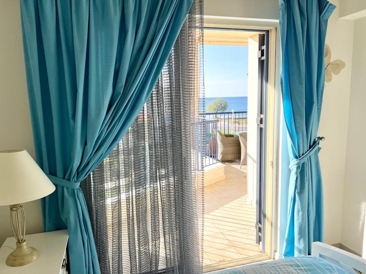 Odyssey Beach Front Apartment Hriszí Aktí Haniá Kültér fotó